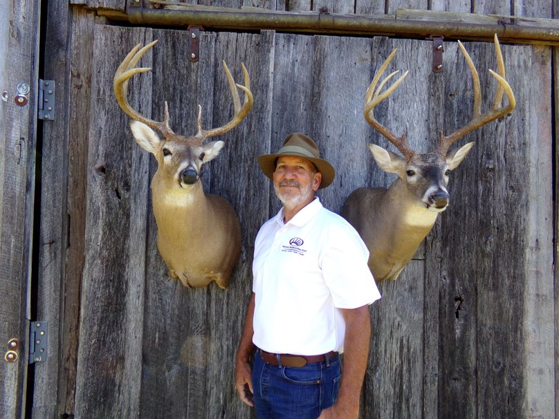 Whitetailonbarnbaileyhat