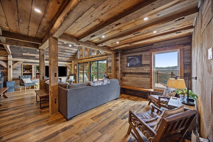 035 arriving into the living room from the hallway