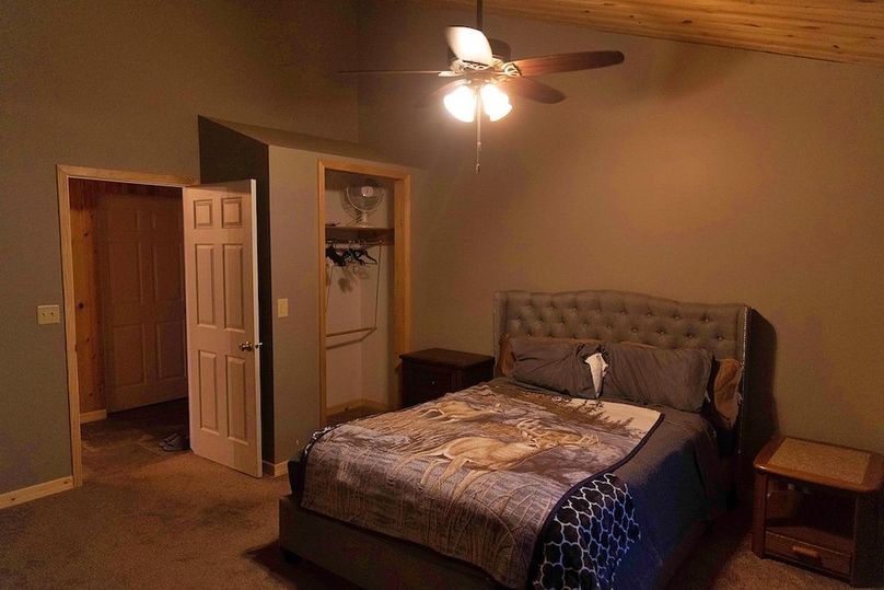 19 lodge bedroom closet