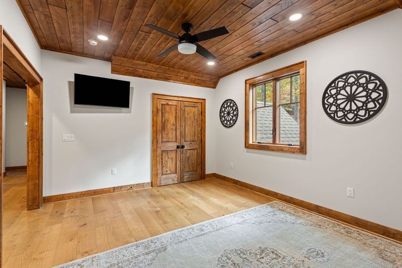 58-web-or-mls-6400 Golf Club Drive-40