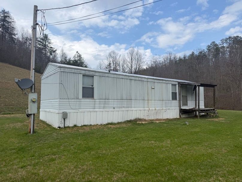 011 front left corner view of the mobile home