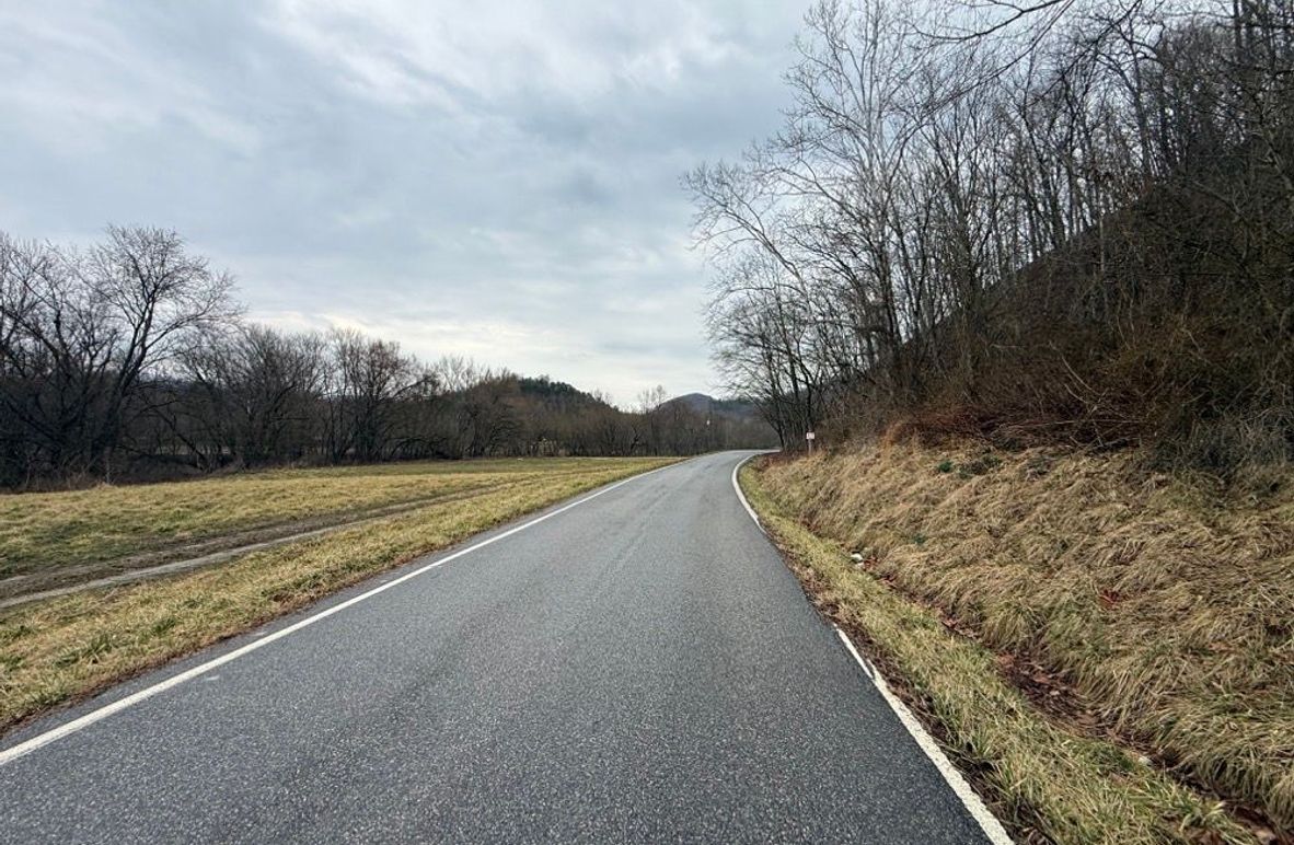 005 the blacktop road (Hwy 581) leading along then north boundary