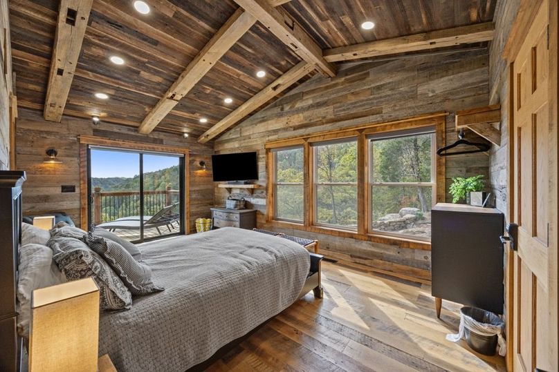 040 as you enter into the master bedroom