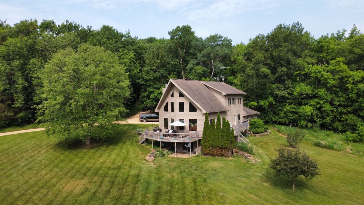 Ridgetop Home With Great Hunting And Scenic Overlook Whitetail Properties