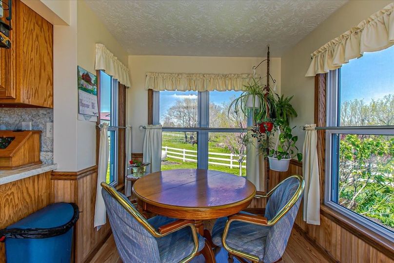 102-Breakfast Nook