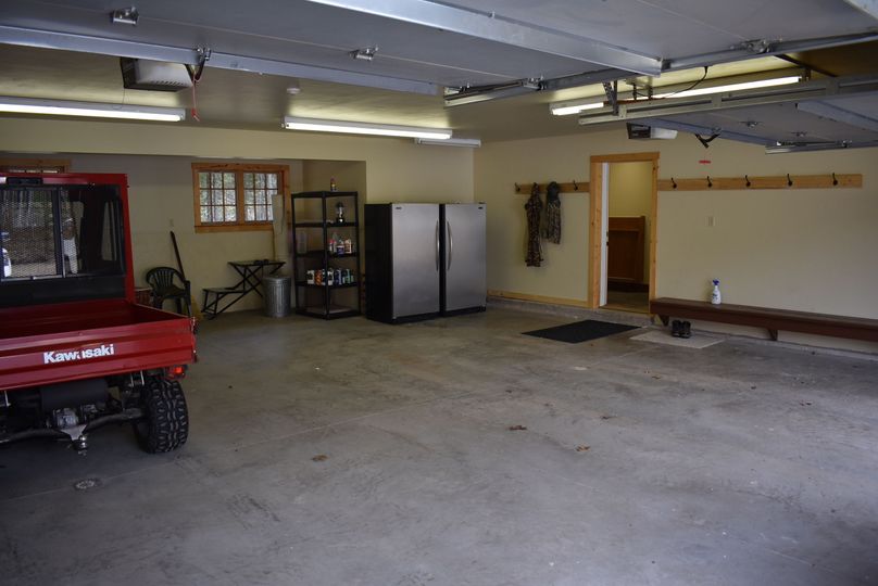 Attached garage 2