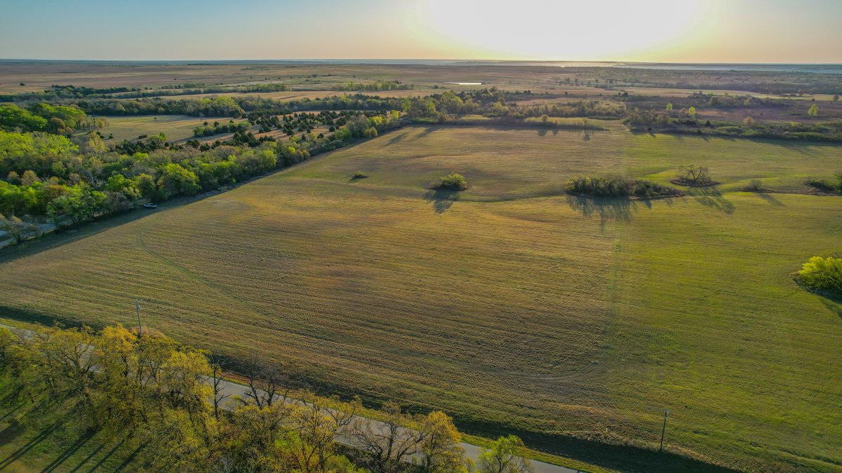 Quiet Building Site Close To Kaw Lake Whitetail Properties