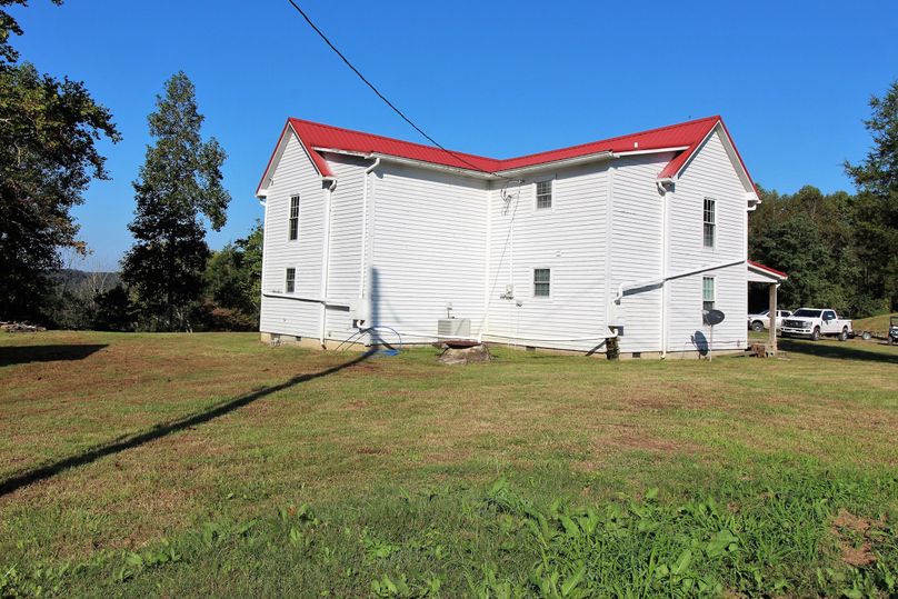 040 back left of the farmhouse facing northwest