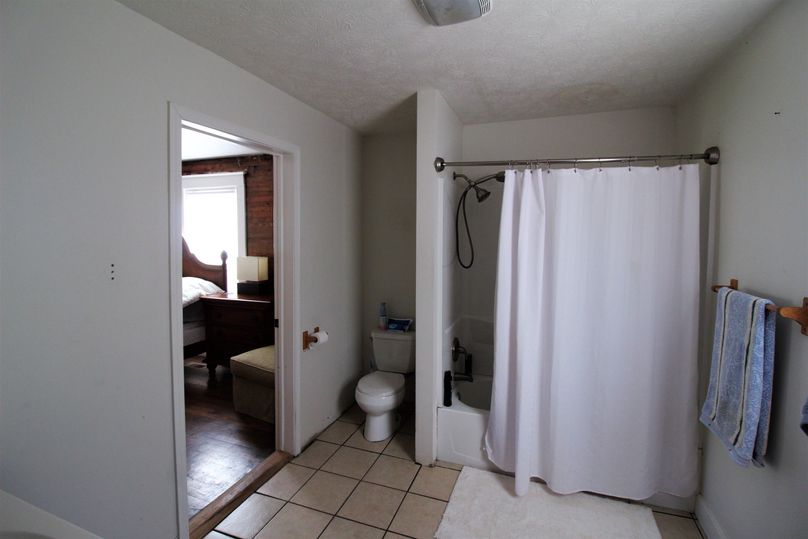 048 master bath down stairs back left