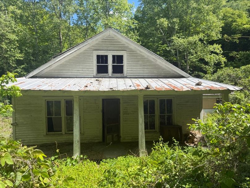 010 front view of the old home along KY 30