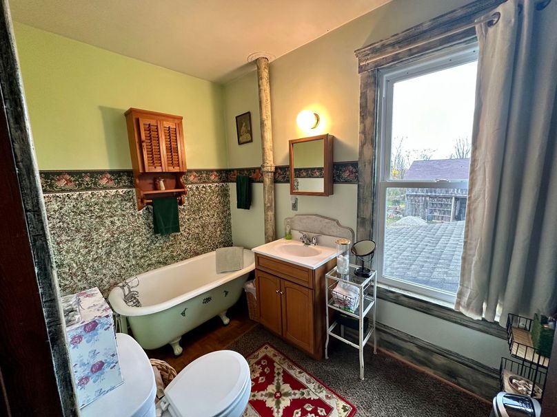 21 Upstairs Bathroom