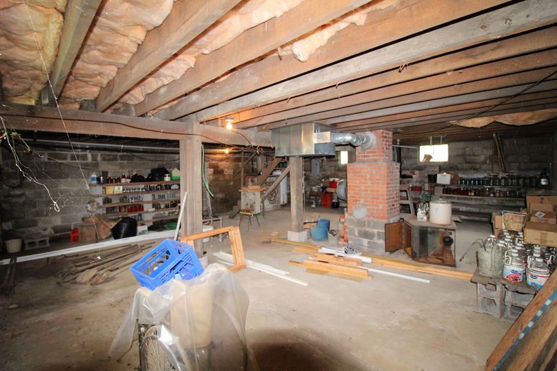032 the full basement could easily be finished out for additional living space