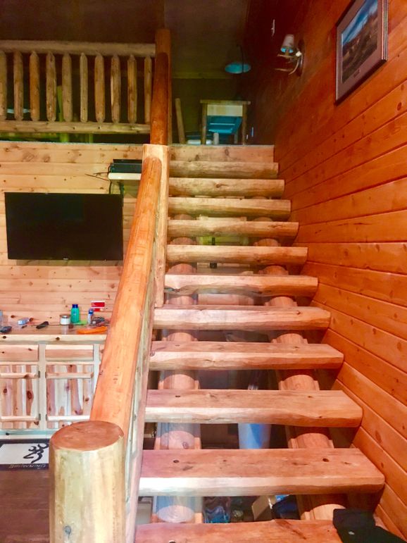 17 suite log stairway