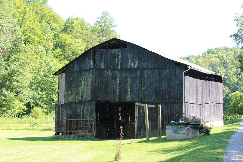 020 the old tobacco barn, perfect for additional storage