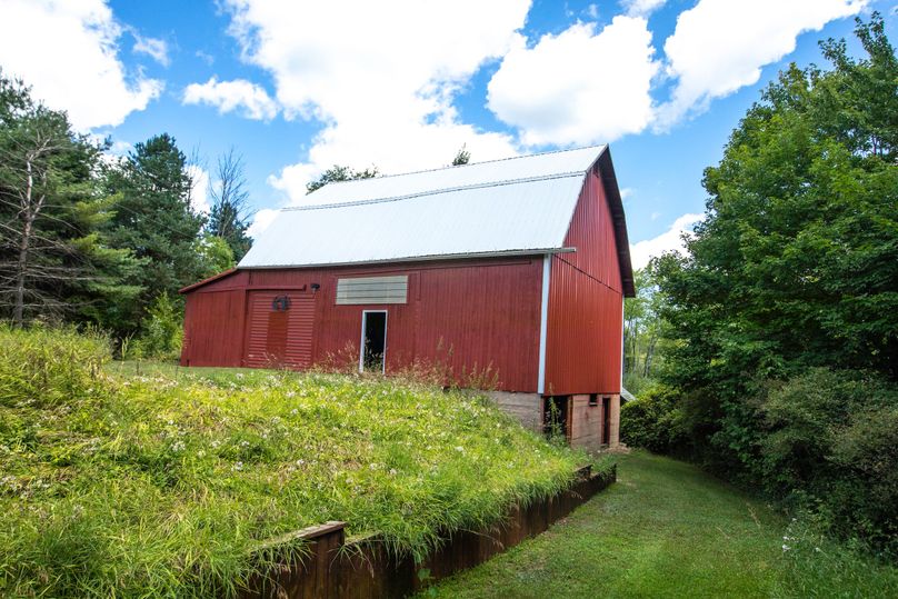 1 meticulously maintained barn w  bunkhouse