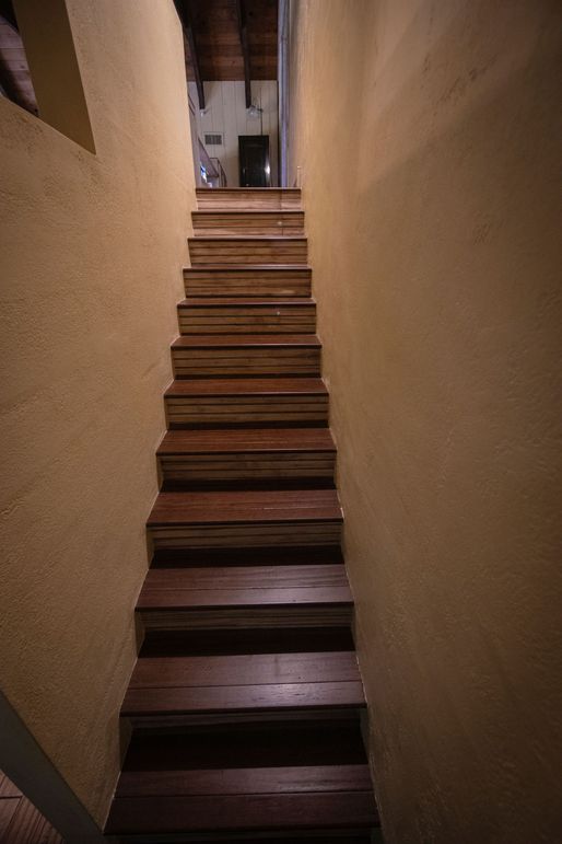16 house b stairs to master