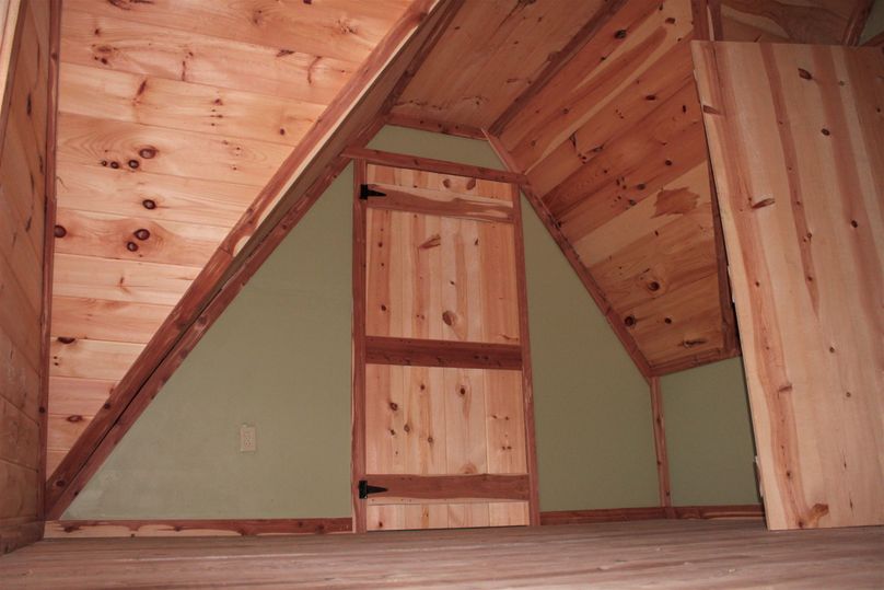 021 entryway into bedroom 2 upstairs