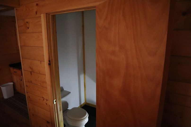 Img 0338 cabin bathroom 2