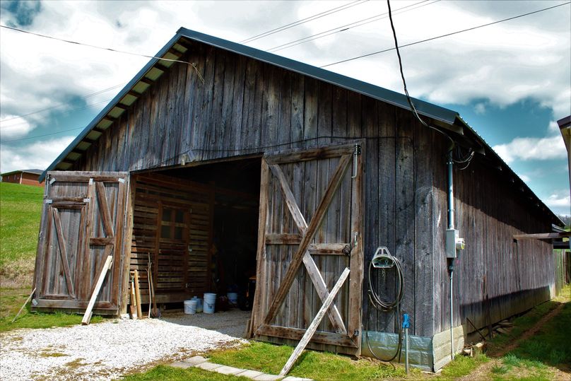 047 like new barn used for utility vehicles and cattle