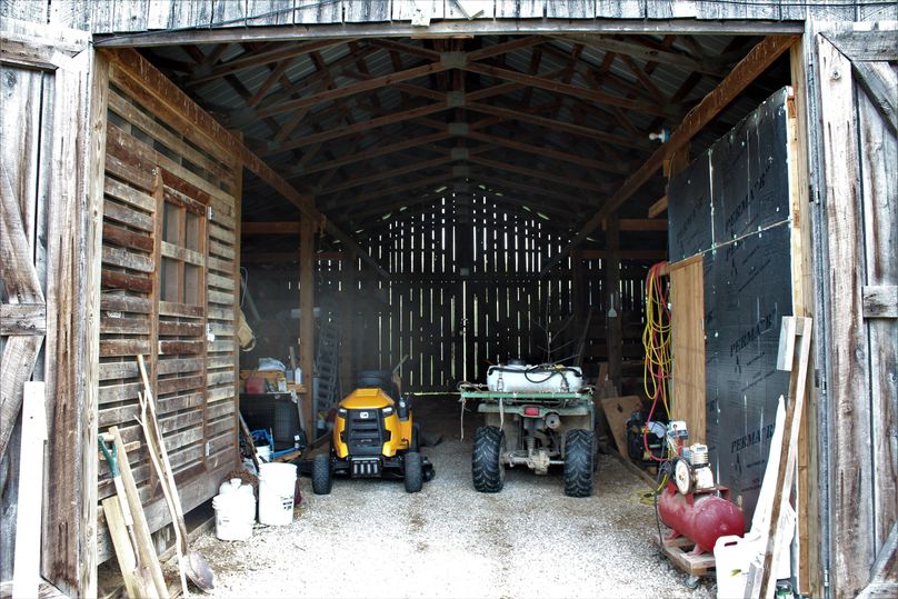 048 like new barn used for utility vehicles and cattle