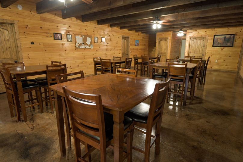 12 lodge dining area