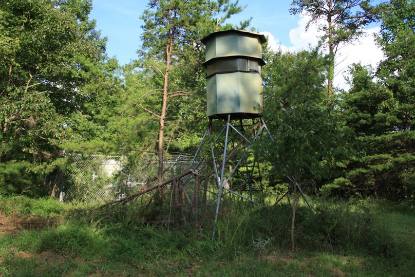 Elevated hunting blind