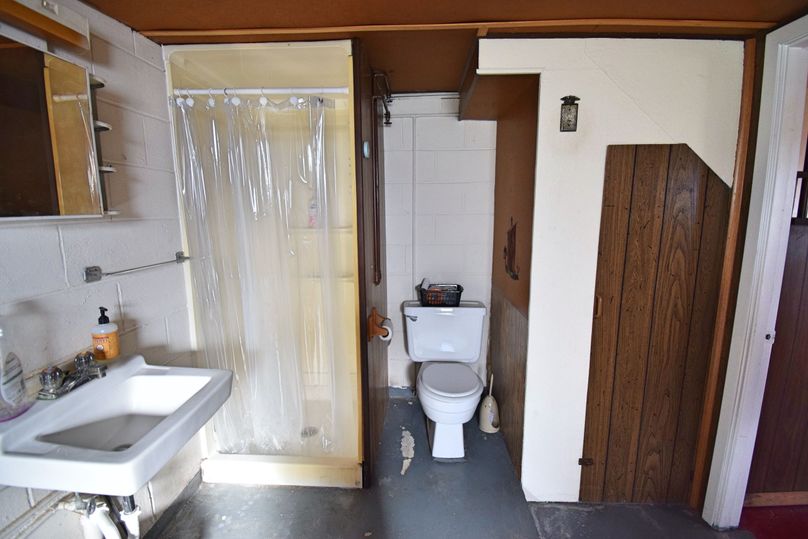 019 dsc 0450 laundry bathroom