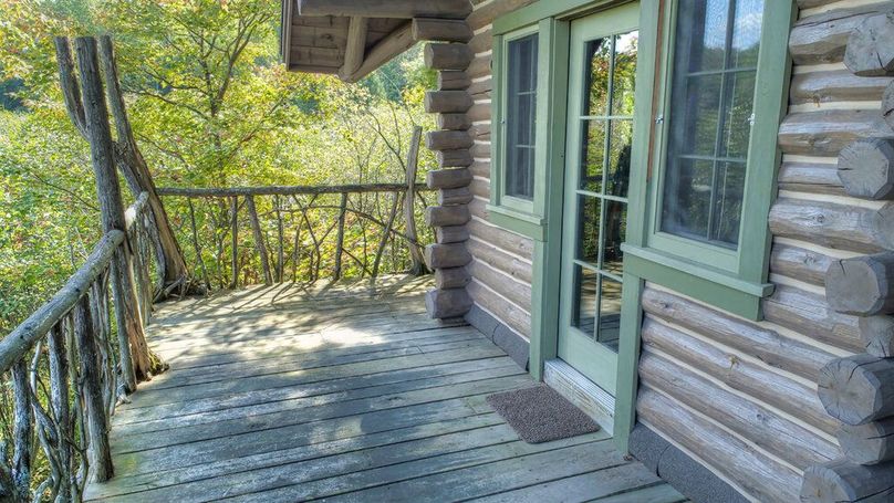 MTkgZWFnbGVzIG5lc3QgZWxldmF0ZWQgcG9yY2g=