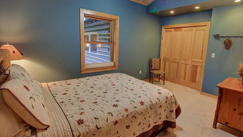 Mjkgb25lIG9mIG1hbnkgZ3Vlc3QgYmVkcm9vbXM=