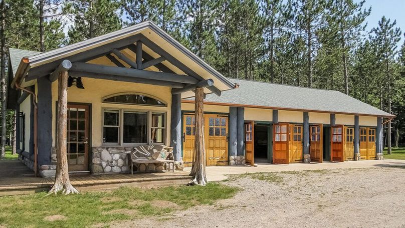 OCBjYXJ0IGJhcm4gdyAgbGl2aW5nIHF1YXJ0ZXJz