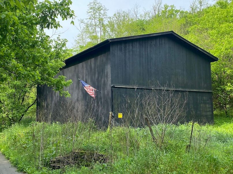 018 the barn just inside the west tract, in excellent condition copy