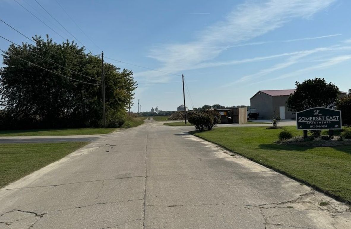 5 - Main Entrance into the property at end of E Monroe St. 