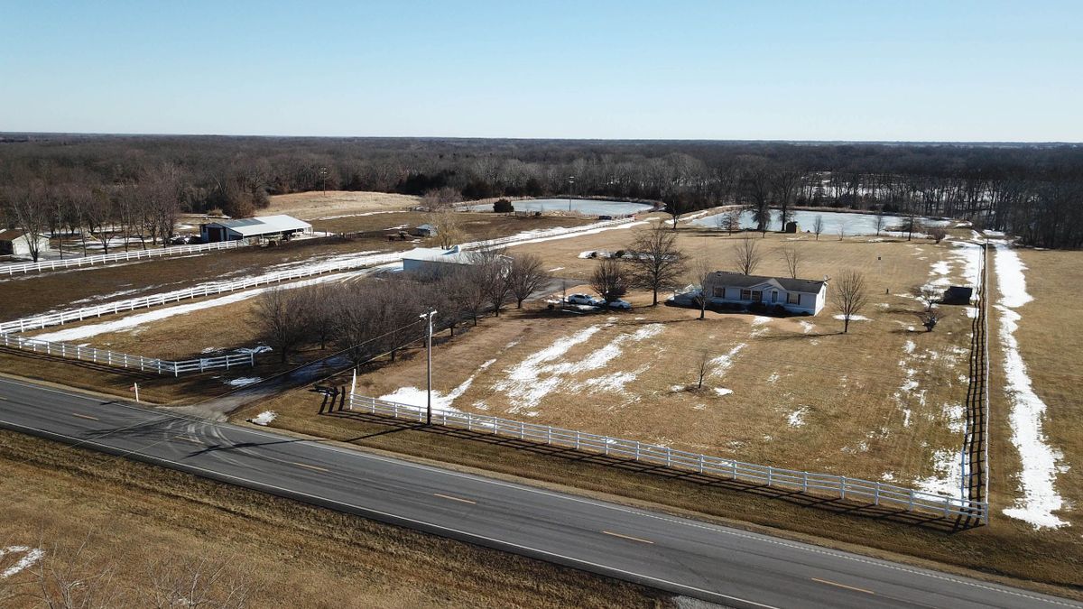 Small Acreage With Home And Outbuildings Near Mark Twain Lake