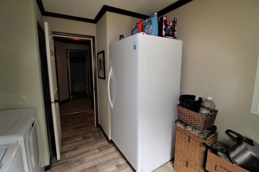060 look at the space in the utility room, enough for a huge frig