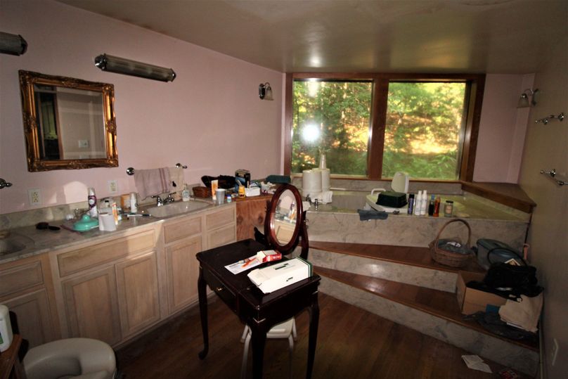 036 1st floor bathroom with complete jacuzzi tub