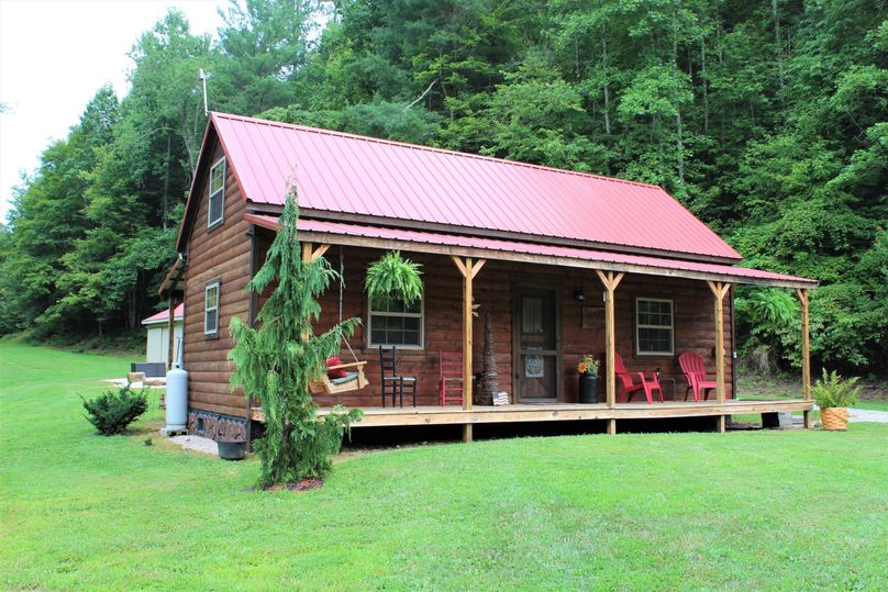 014 view of the cabin from the front left corner