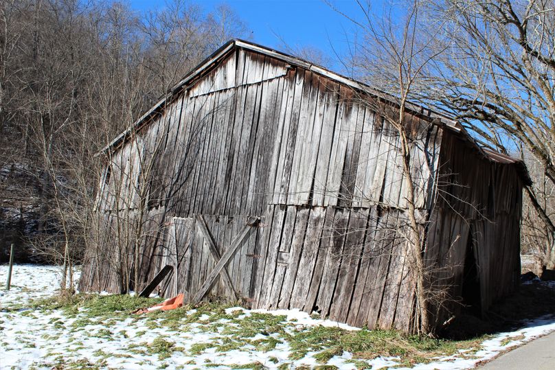 009 the old barn sitting next to the road and entrance