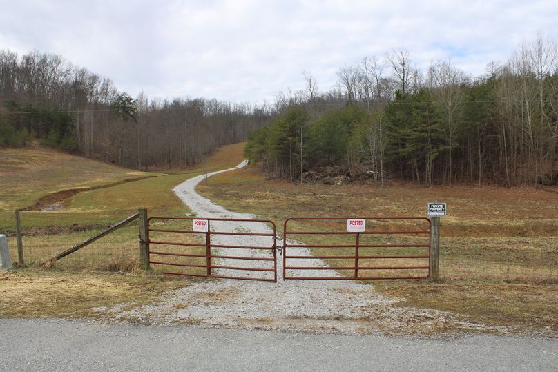 032 single gated entrance off pavement county road
