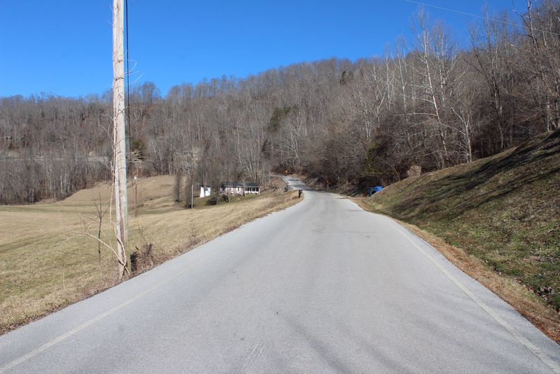 018 KY 1411 leading along in front of the house