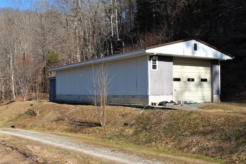 009 the 20x52 work shop just out from the house