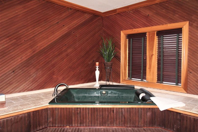 055 main home - ground level master bath jacuzzi tub