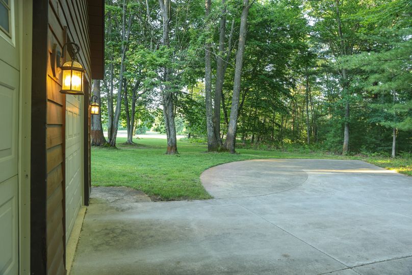 77 Turn-around area at the garage