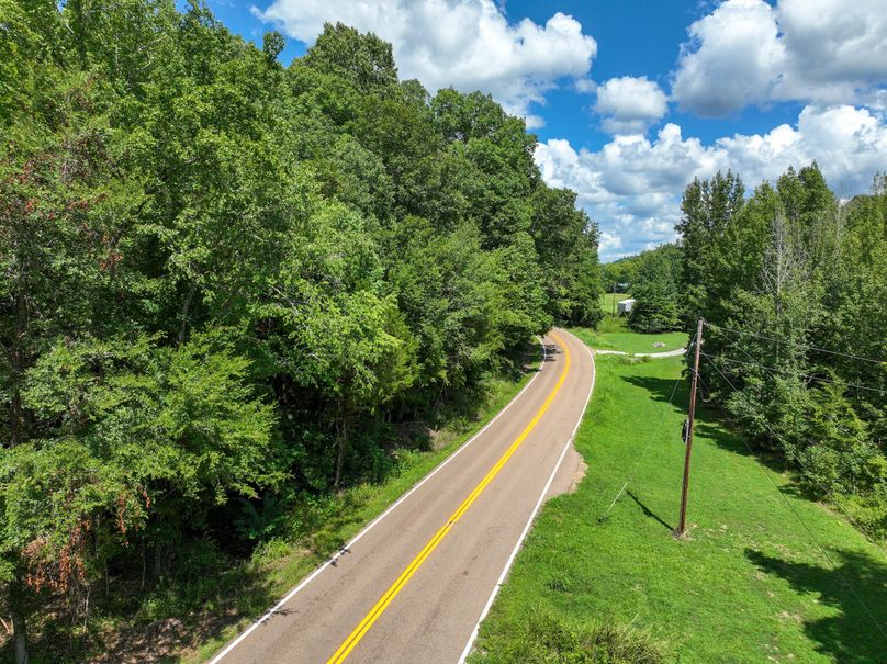 Perry 166 008 Abundance of road frontage allowing multiple access points