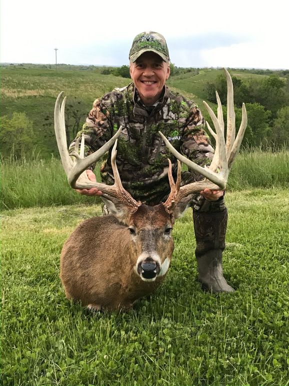0002 Happy hunter with trophy buck