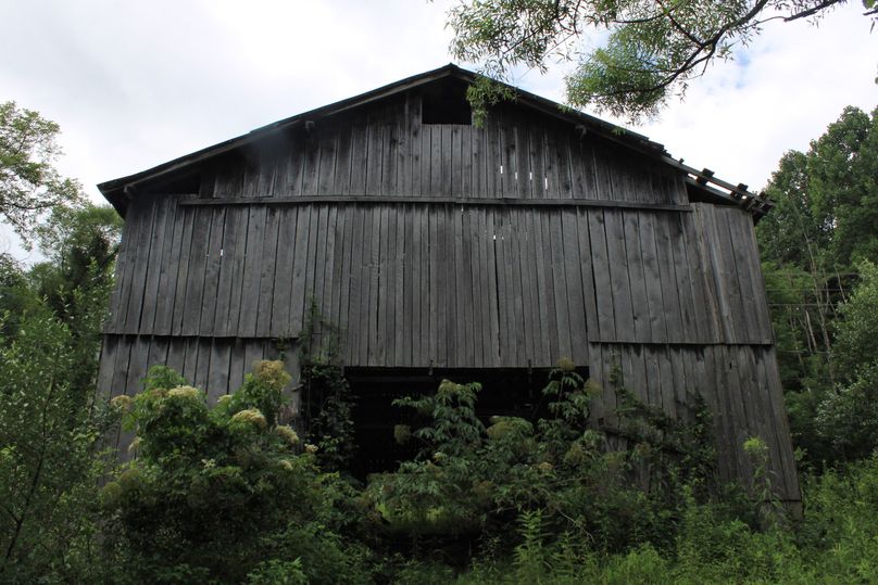 006 nice barn that was used to hand tobacco once upon a time