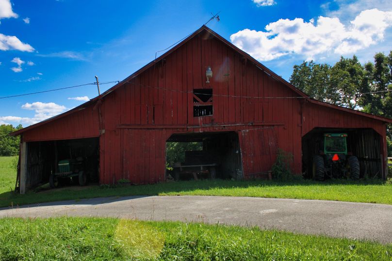 024 beautiful barn along the driveway