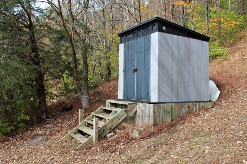 014 small dry storage building