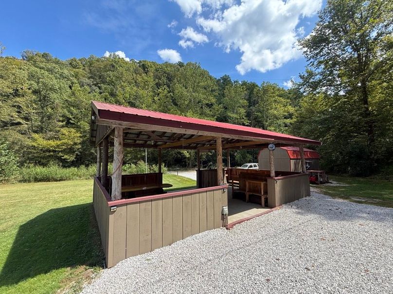 032 the gather shelter perfect for parties or reunions