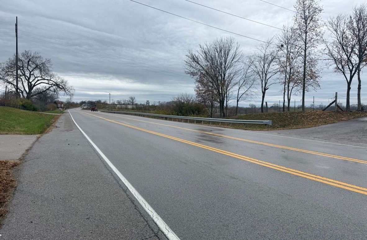 004 KY 89 from the entrance looking to the west towards Winchester