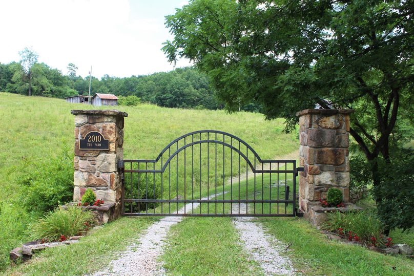 006 what a beautiful and majestic country entrance into the property